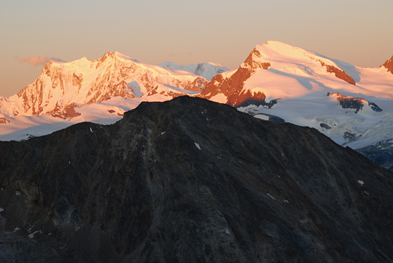 Erstes Licht am Monte Rosa Massif und Strahlhorn, Walliser Alpen. Schweiz
www.bergsinn.de
