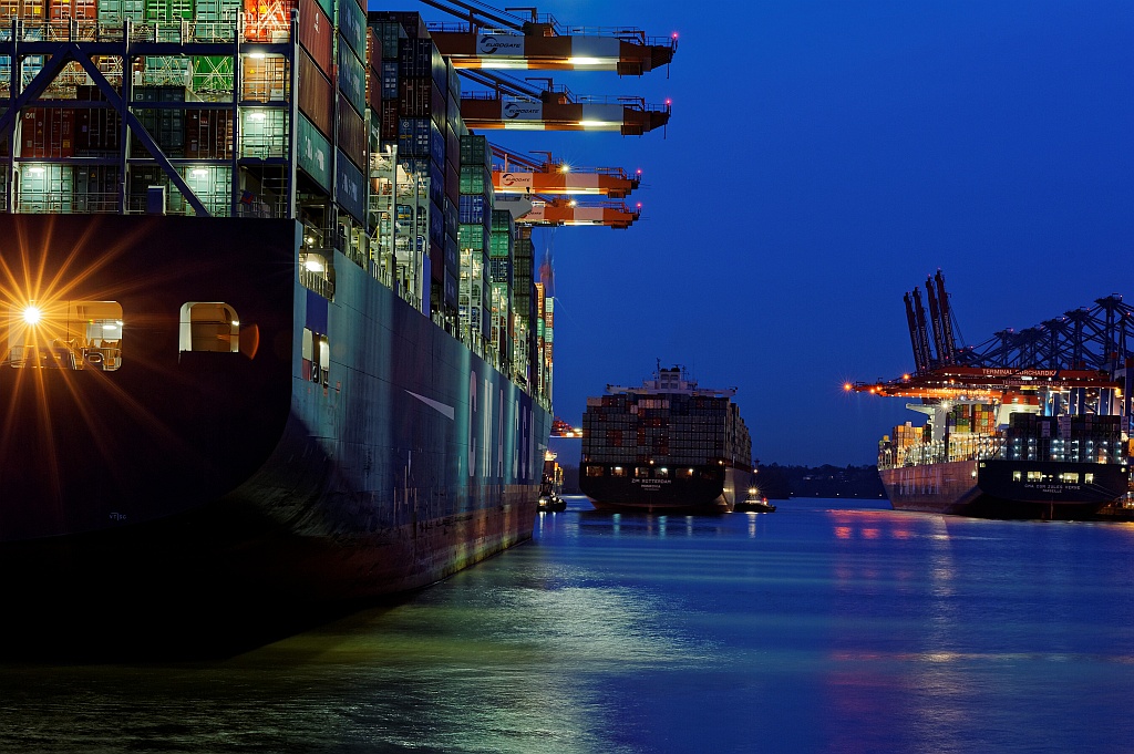 Eurogate und Burchardkai abends,CMA CGM Jules Verne,Nevada 023 DxO  v
