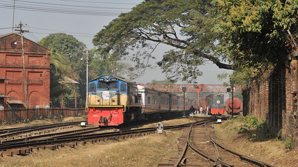 Expresszug mit 2924 bei der Ausfahrt aus Pahartali
nach Chittagong
6664