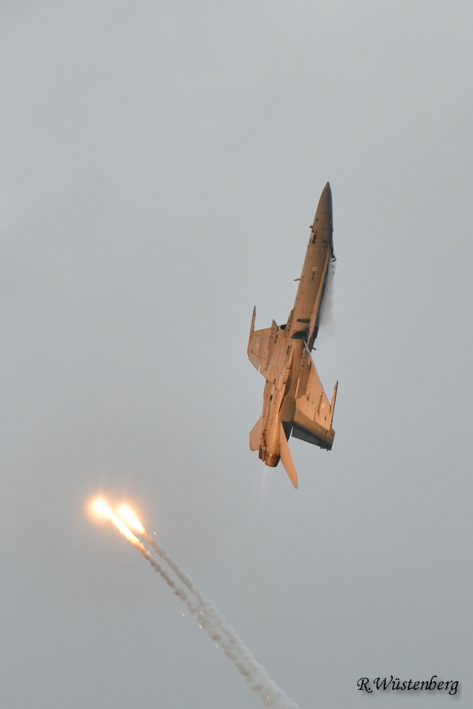 F-18 beim Flareausstoß