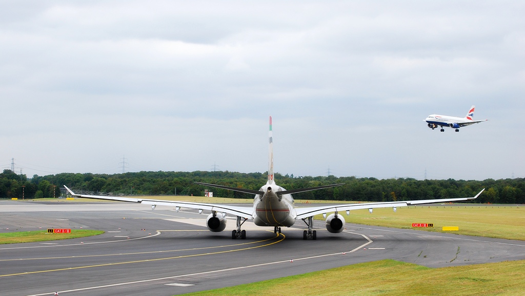 F1 Flieger vor Startbahn