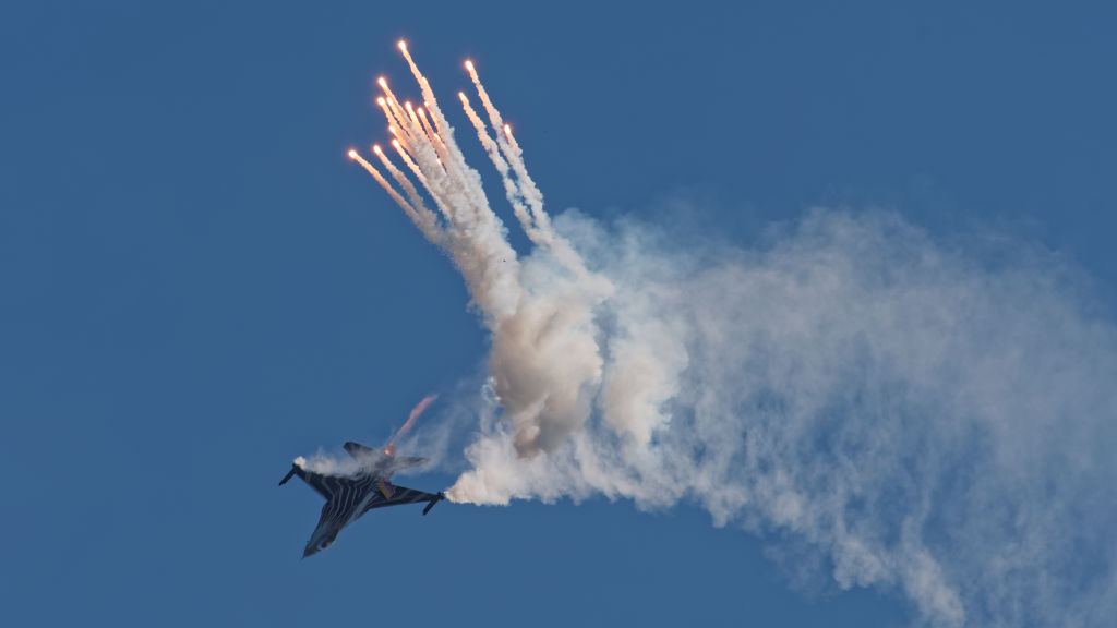 F16 mit Flares