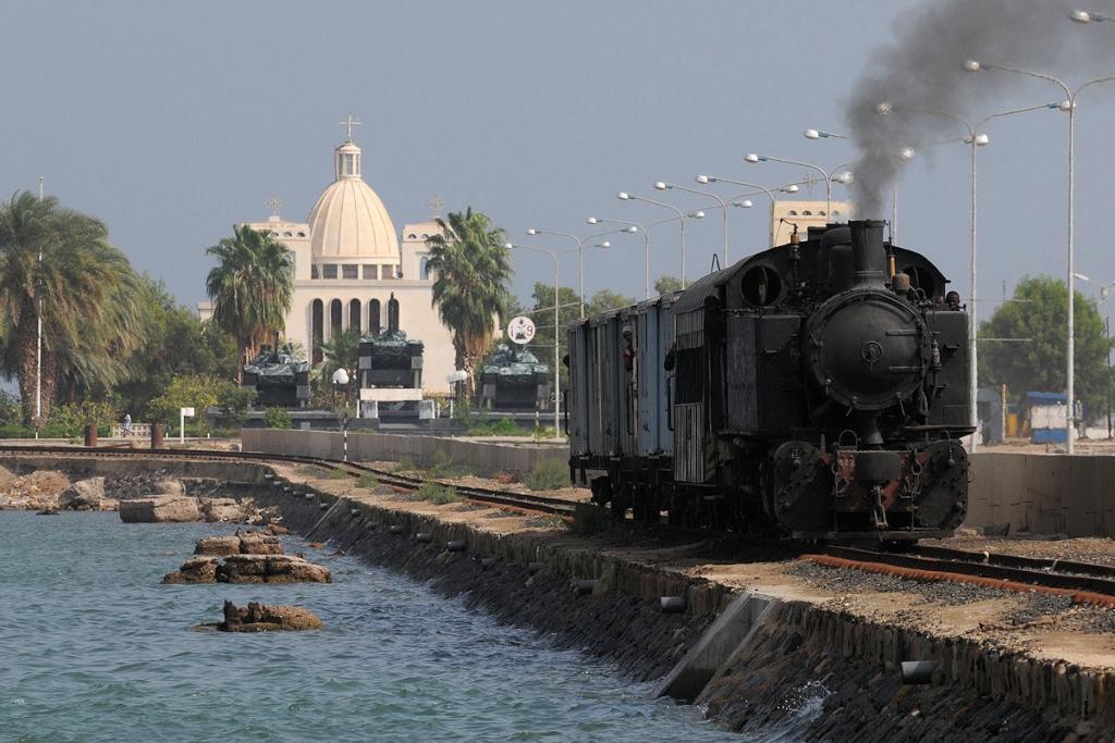 FE 442 055 Massawa 0765
Hier ist der Zug auf den 2. Damm.
Auch "Rote Meer" ist türkisblau.