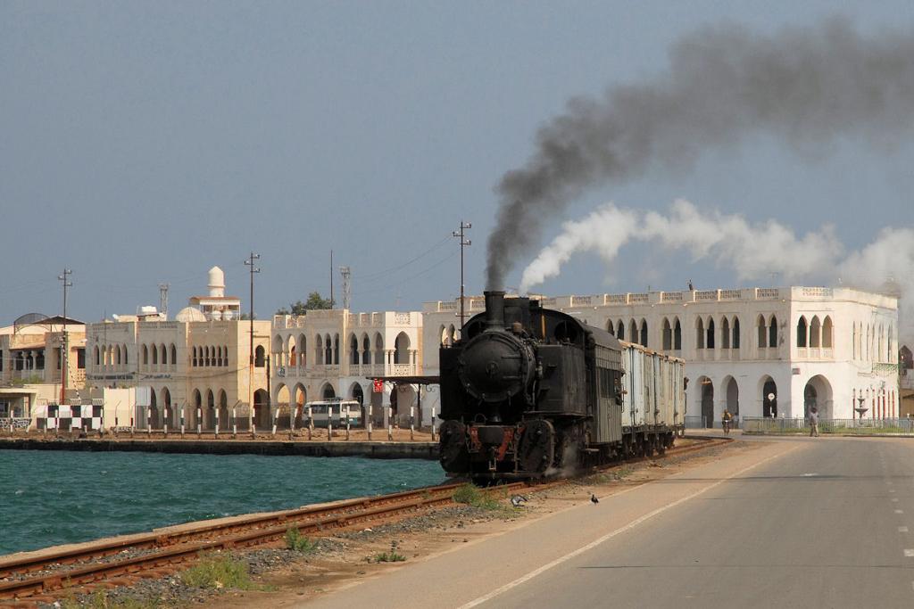 FE 442 055 Massawa 3478
Massawa liegt auf zwei Inseln die durch Dämme verbunden sind.
Hier verläßt der Zug die Altstadt auf den 1. Damm
