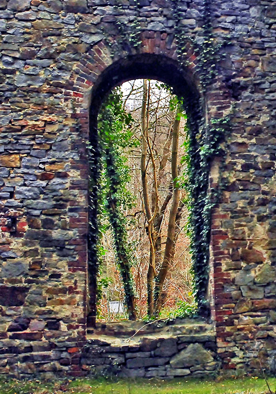 fenmster einer ruine