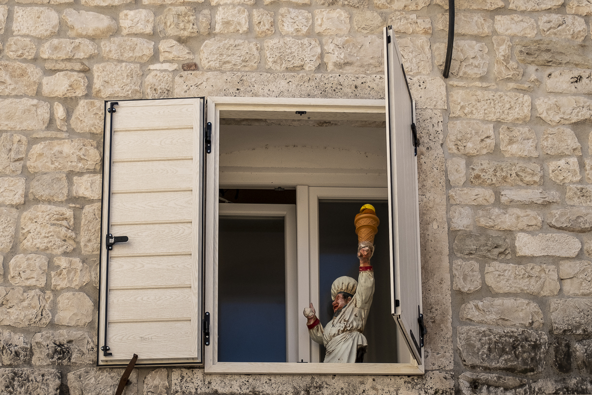 Fenster Eisdiele Trogir.jpg