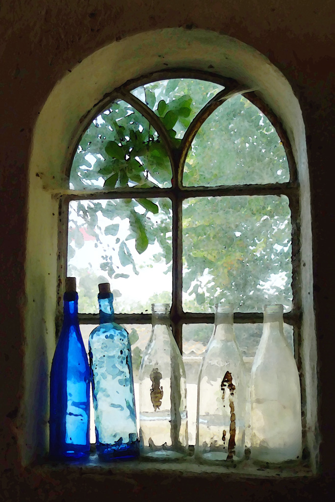 Fenster mit blauen Flaschen col