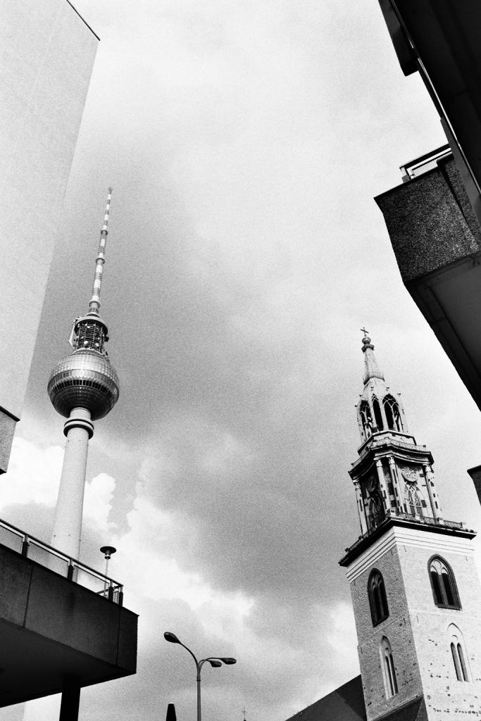 Fernsehturm Berlin mit Marienkirche