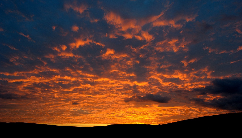 Feuersbrunst am Abendhimmel