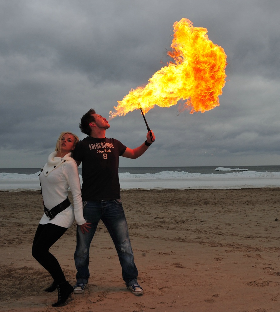 Feuerspucker-Paddy 2 mit Assistentin Susi