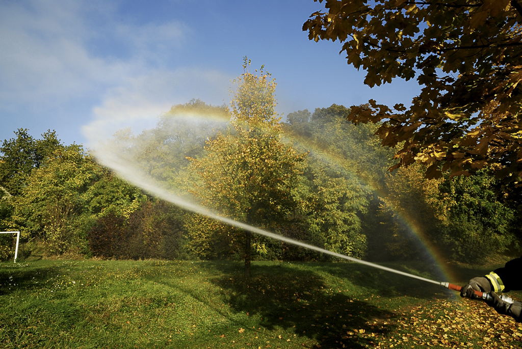 Feuerwehr spritzt Regenbogen