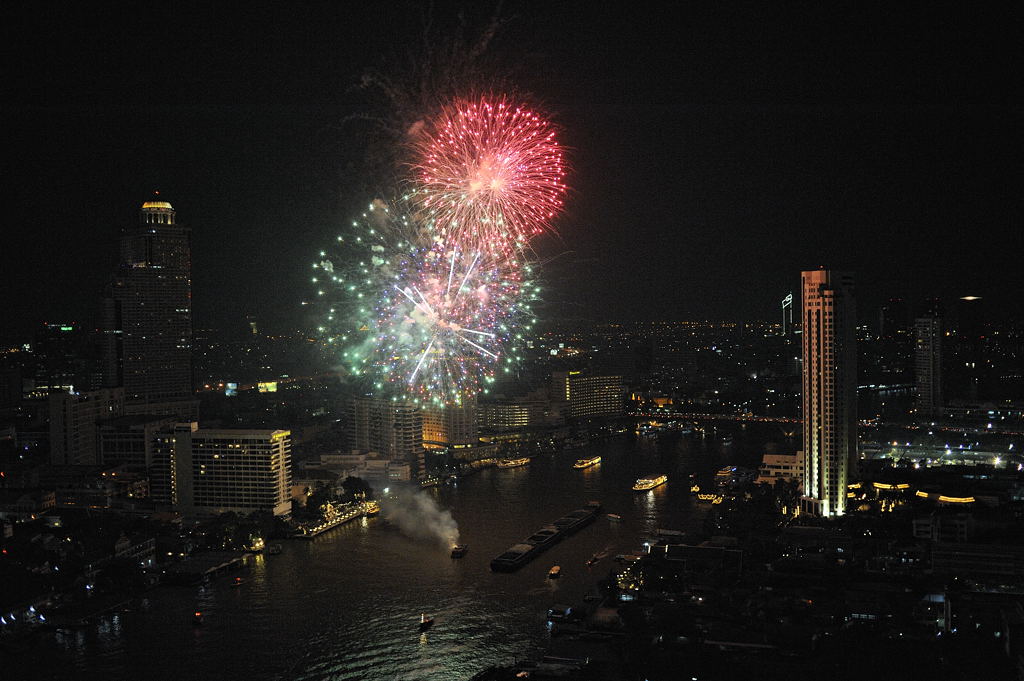 Feuerwerk über dem Chao Phraya