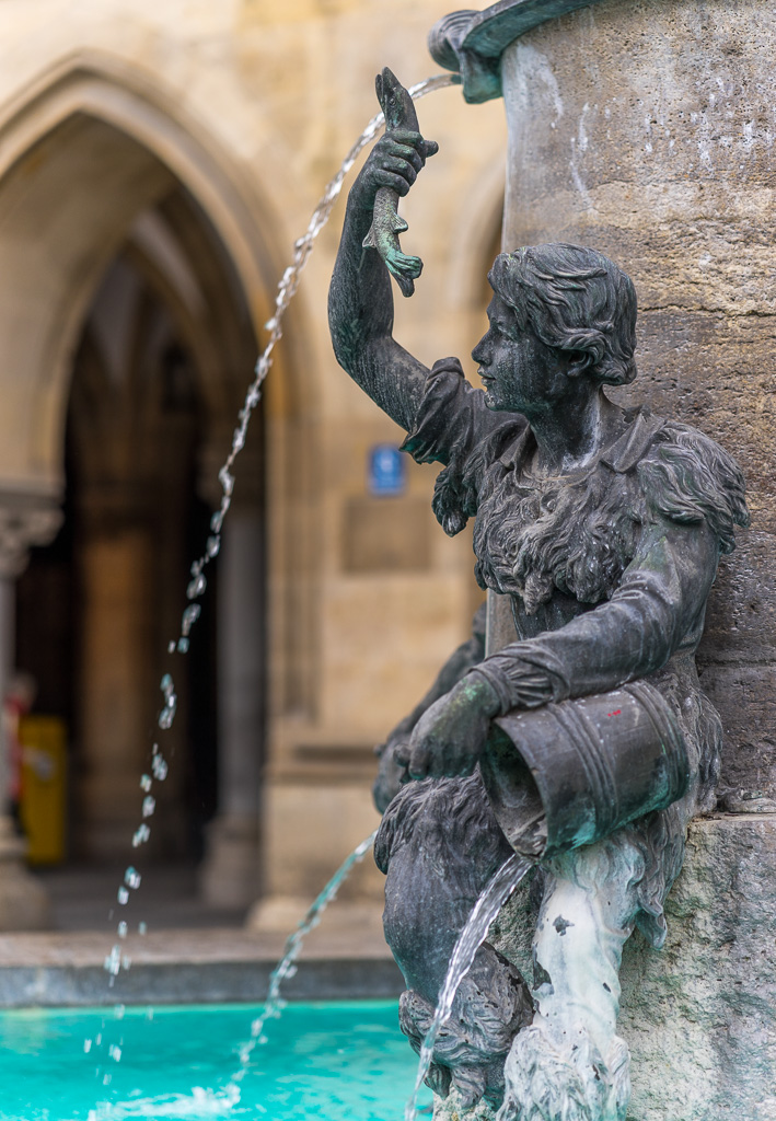 Fischbrunnen farbig