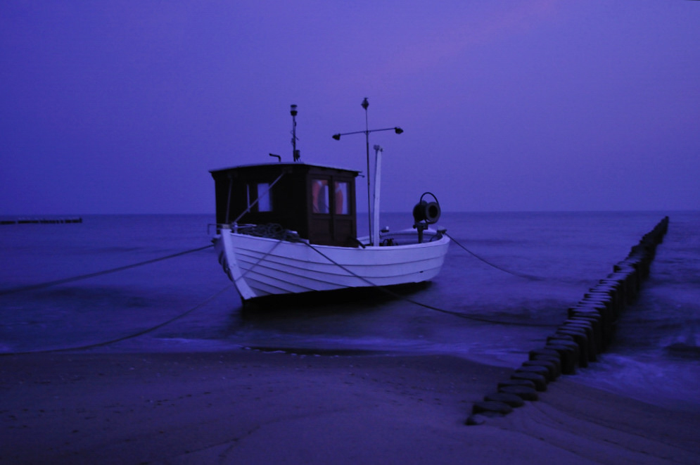 Fischerboot vor Sonnenaufgang