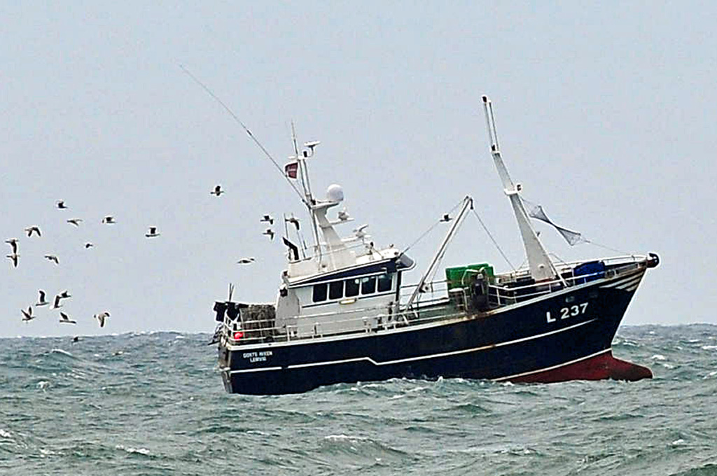 Fischkutter im Sturm vor Thyboron, DK (D300, 180/2.8) MHX 1499 USM 100Crop x