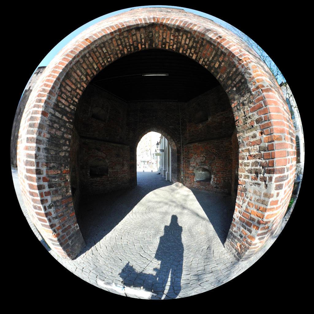 Fisheye-Aufnahme:
Sendlinger Tor in München, Durchblick durch den Südturm nach Osten im Frühjahr