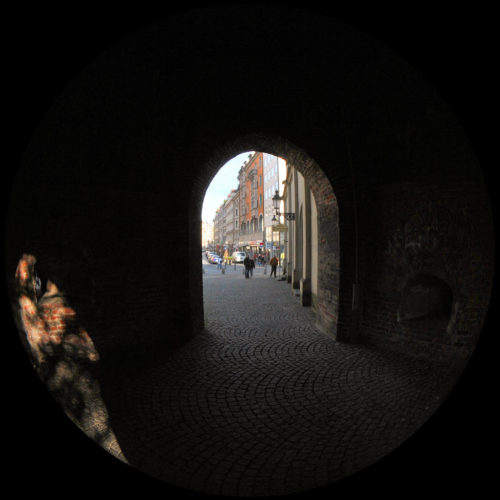 Fisheye-Aufnahme:
Sendlinger Tor in München, Durchblick durch den Südturm nach Osten im Herbst