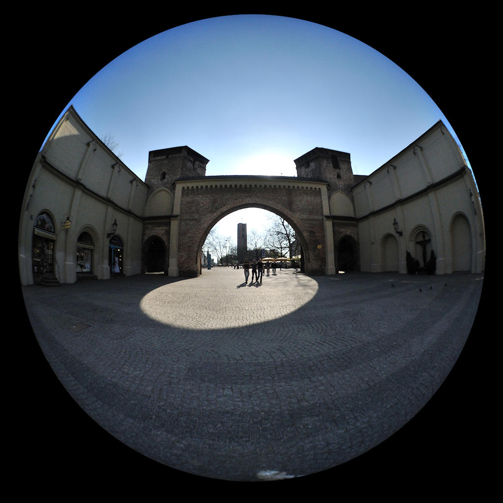 Fisheye-Aufnahme:
Sendlinger Tor in München von Osten im Frühjahr
