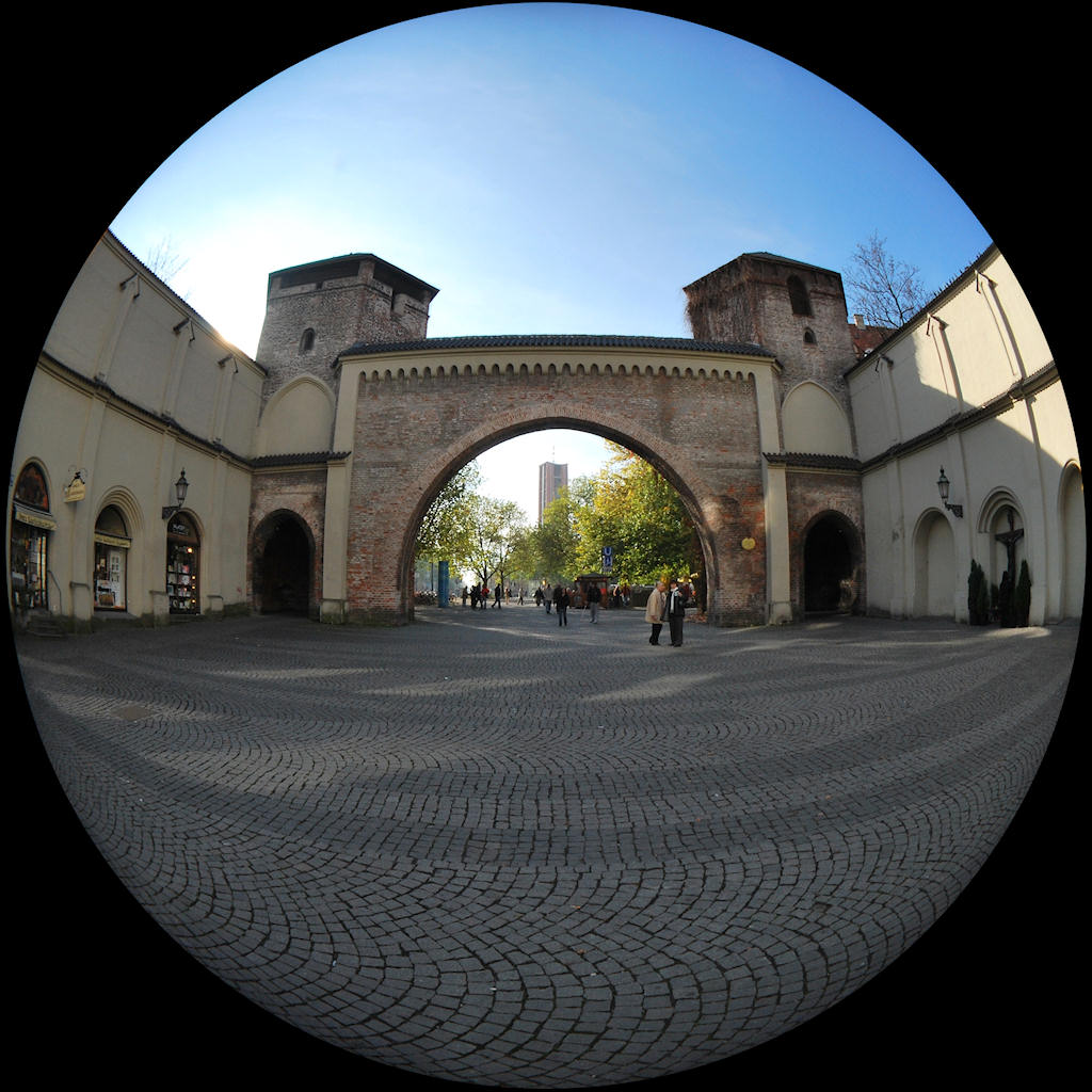 Fisheye-Aufnahme:
Sendlinger Tor in München von Osten im Herbst