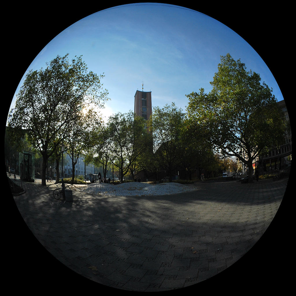 Fisheye-Aufnahme:
Sendlinger Tor-Platz in München im Herbst