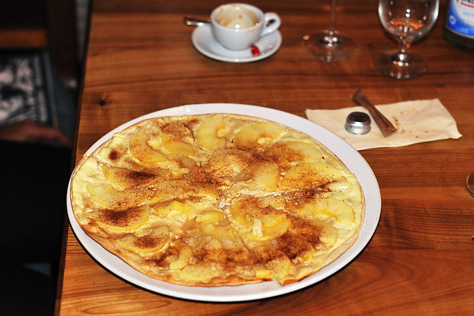 Flammkuchen mit Calvados flambiert