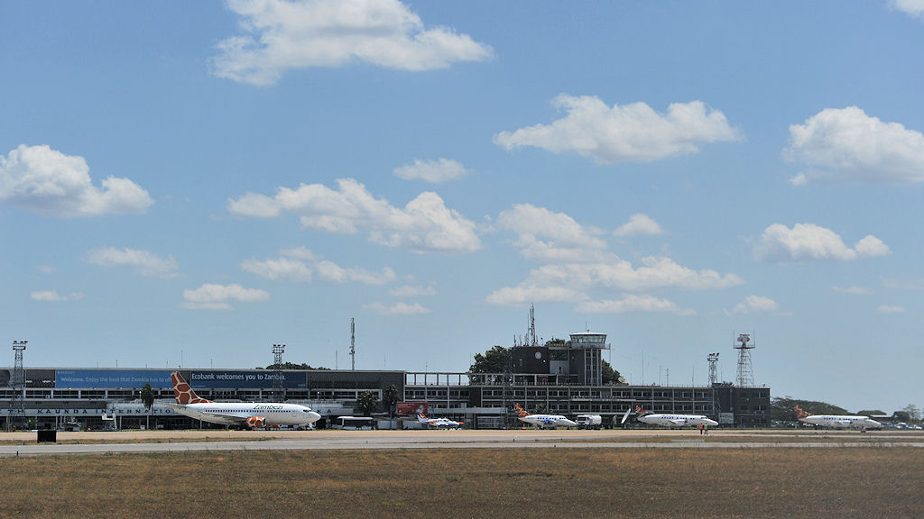 Flughafen Lusaka,
weiter ging es mit dem 2. Flieger von rechts ...
5990