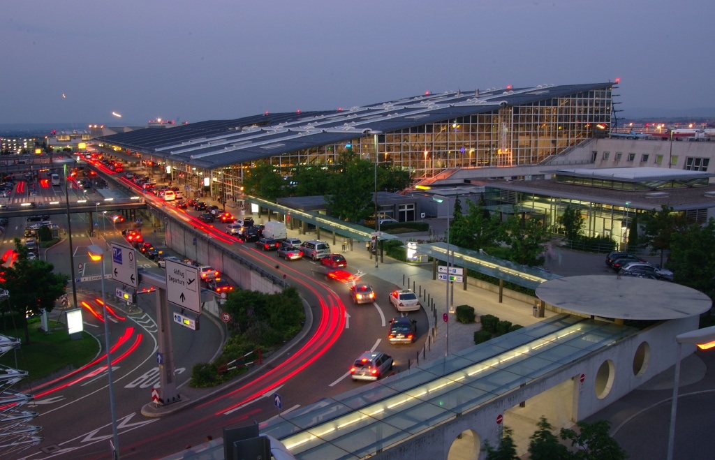 Flughafen Stuttgart am Abend