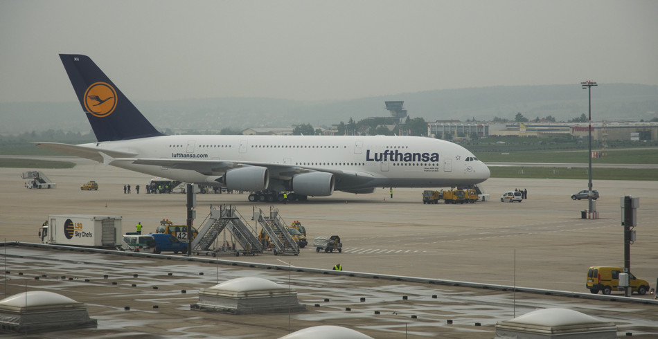 Flughafen Stuttgart (STR), 02.06.2010. Der erste Airbus A380 der Lufthansa ist auf seiner Promotion-Tour auf dem schwäbischen Mini-Flughafen gelandet.