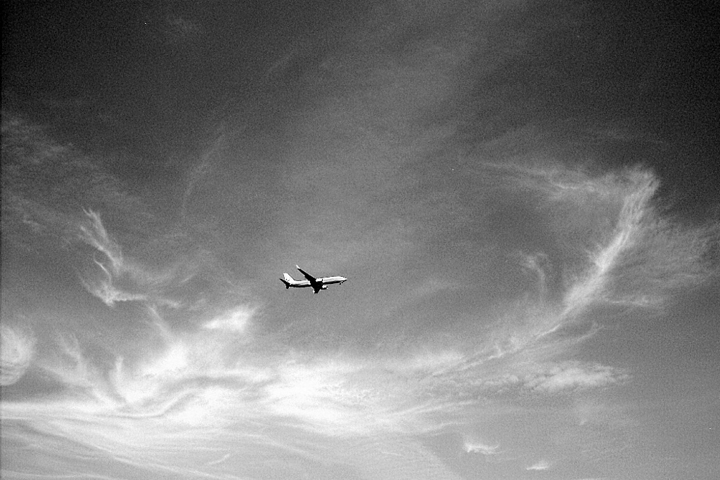 Flugzeug über der Havel in Berlin