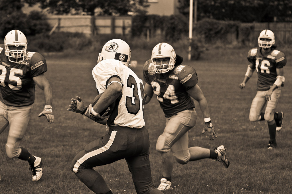 Football1
St.Pölten Invaders versus Salzburg Bulls.
3 Defence Spieler der St.Pöltner Invaders warten auf den richtigen Moment für den Tackle.
In Adobe