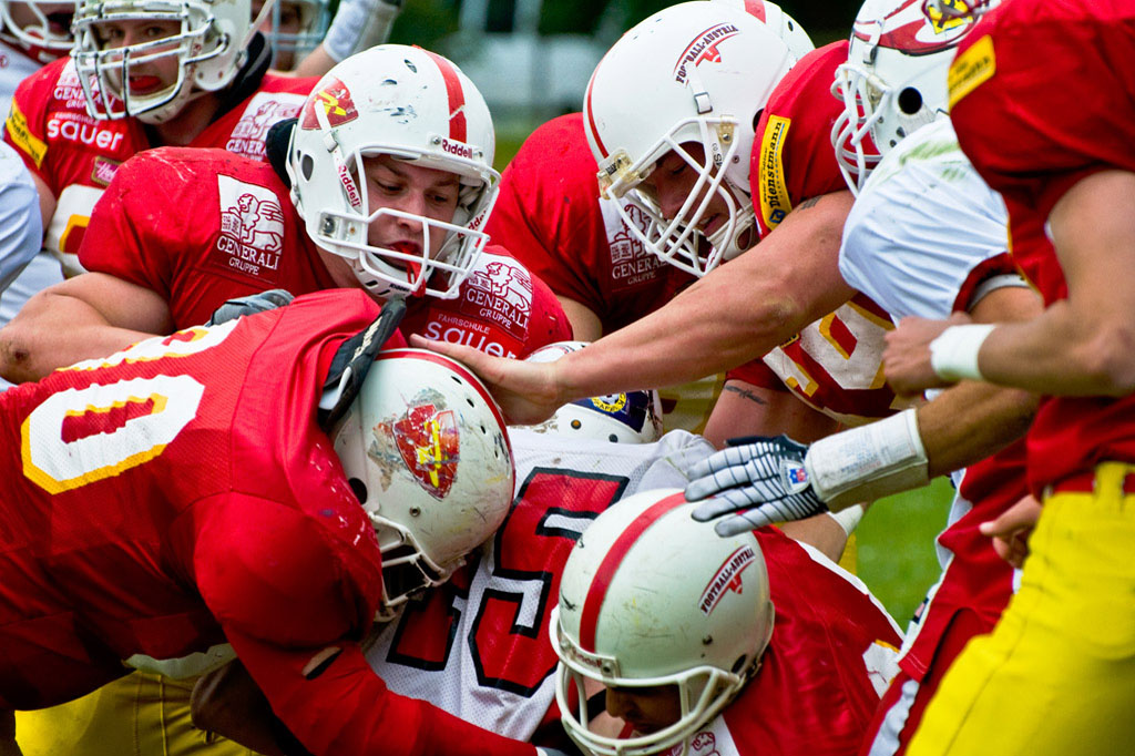 Football2 1
St.Pölten Invaders versus Salzburg Bulls.
Mit vereinten Kräften wird ein Salzburger(mit weissem Leiberl) zu Boden gebracht.