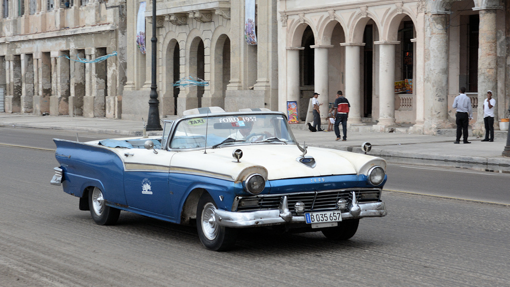 Ford Fairlane 57 am Malecón in Havanna
6375