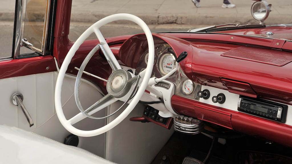 Ford Fairlane Convertible 1955
- man beachte das zeitgenössische Radio ...
4393