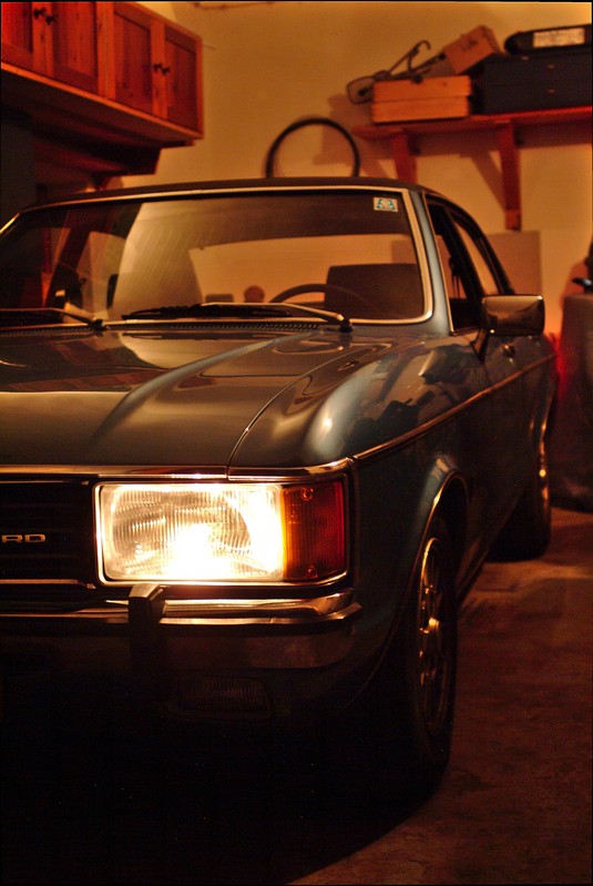 Ford Granada Garagenschnappschuss in der späten Dämmerung