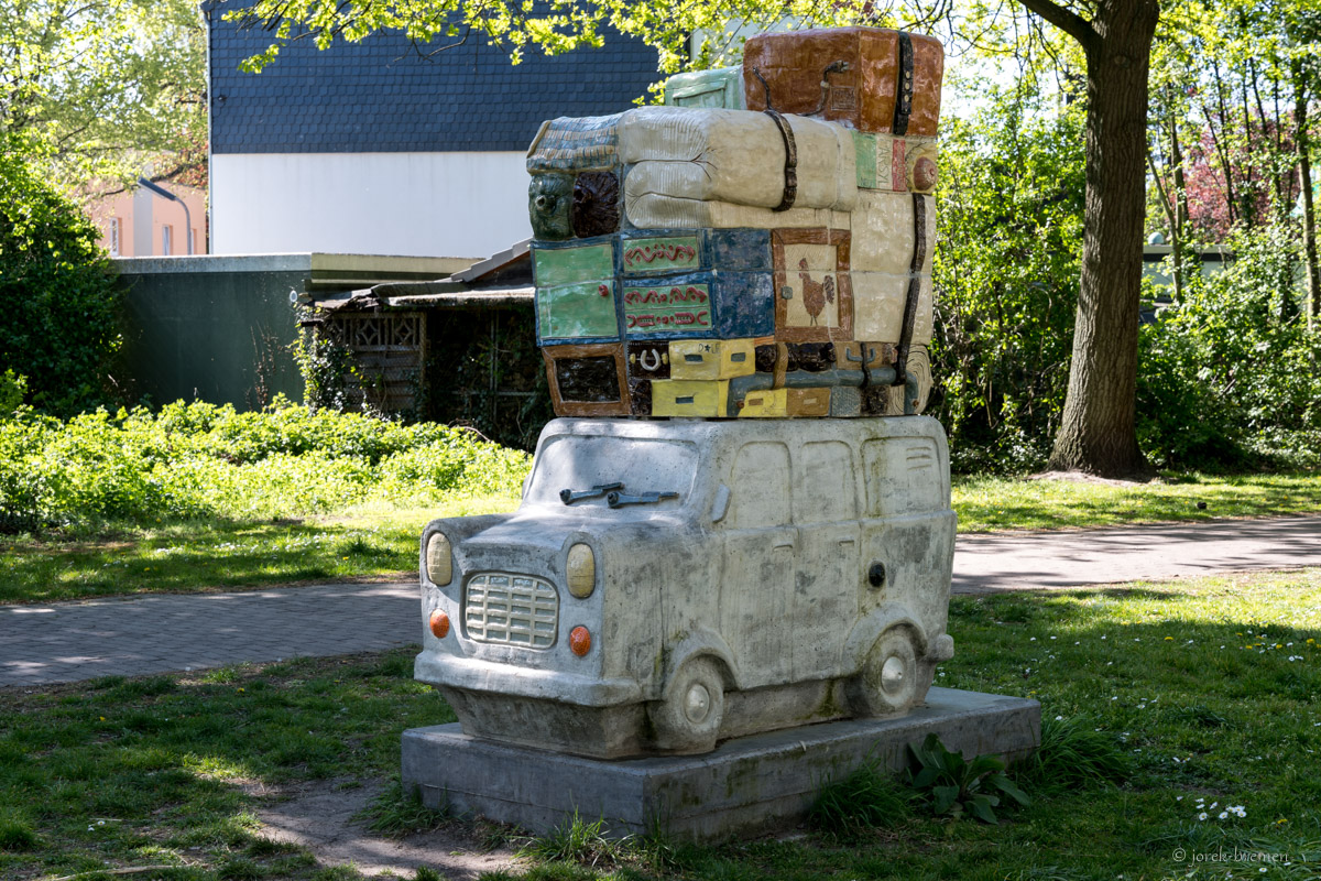 Ford Transit - Statue als Denkmal für die Gastarbeiter der 60er Jahre 20190422-016.jpg