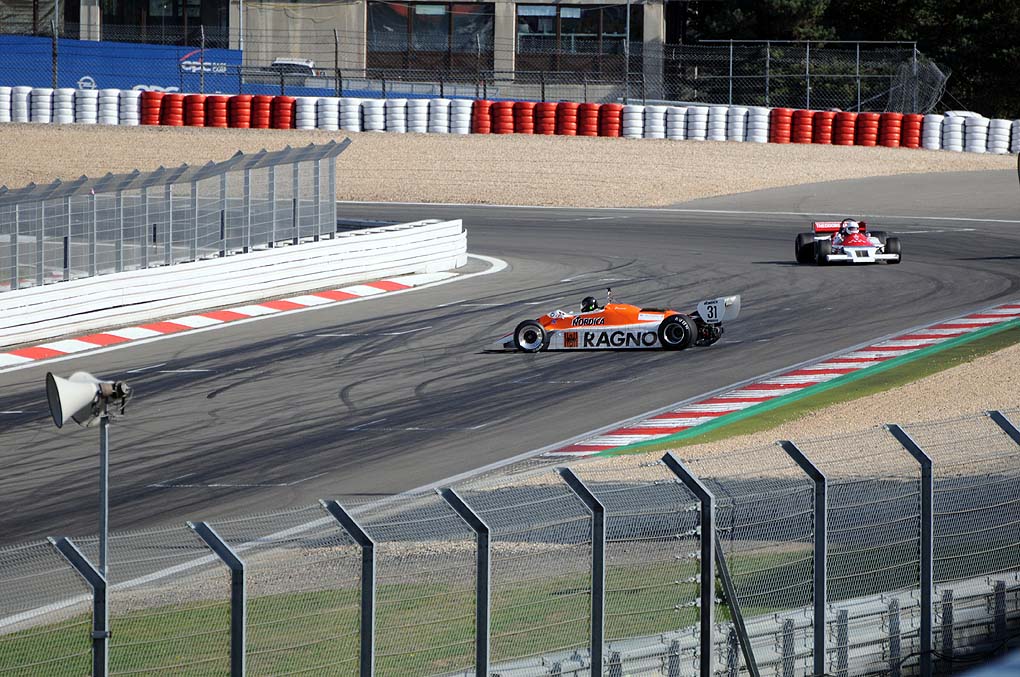Formel1 Wagen der 80er auf Abwegen.