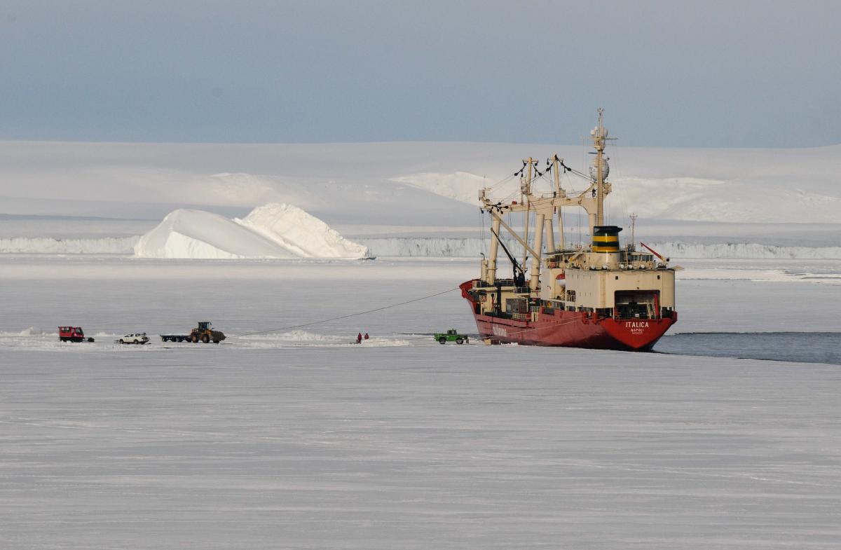 Forschungsschiff Italica in der Terra Nova Bucht   Antarktis
