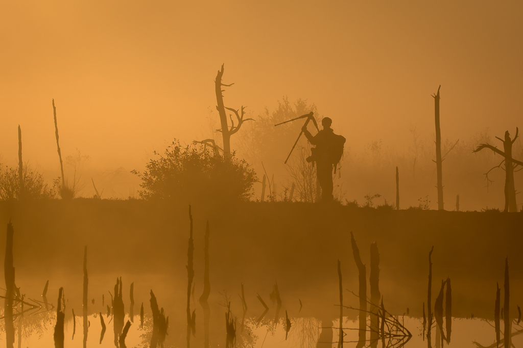 Fotograf am goldenen Herbstmorgen im Goldenstedter Moor