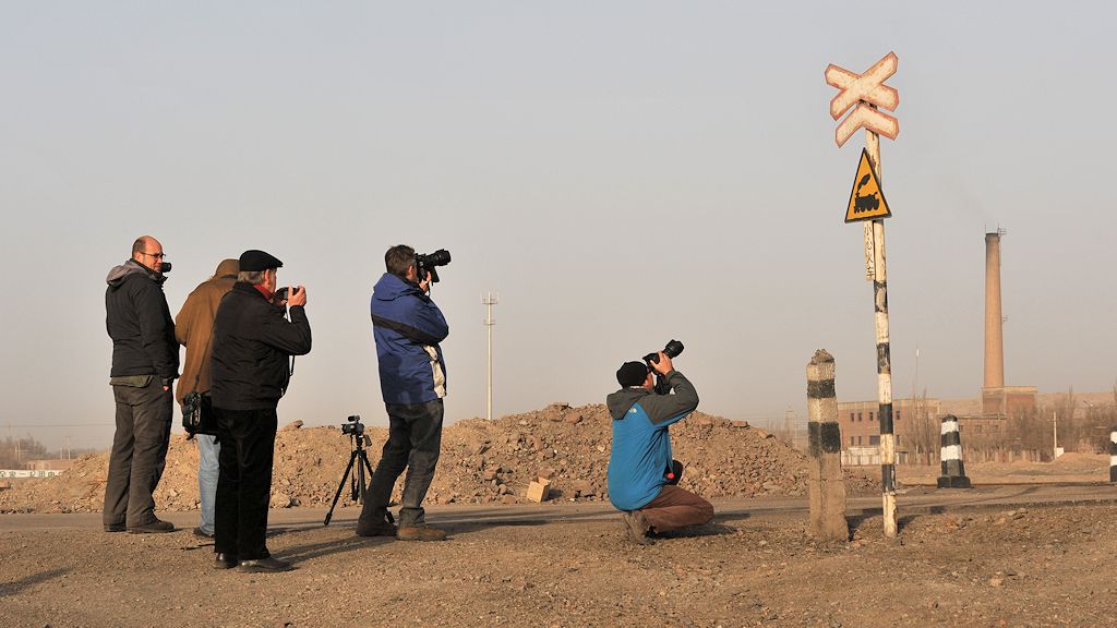 Fotografierende Fotografen mit Motiv ...
wenn keine Dampflok vorbeikommt,
wird die Lok auf Schild abgelichtet.
1032