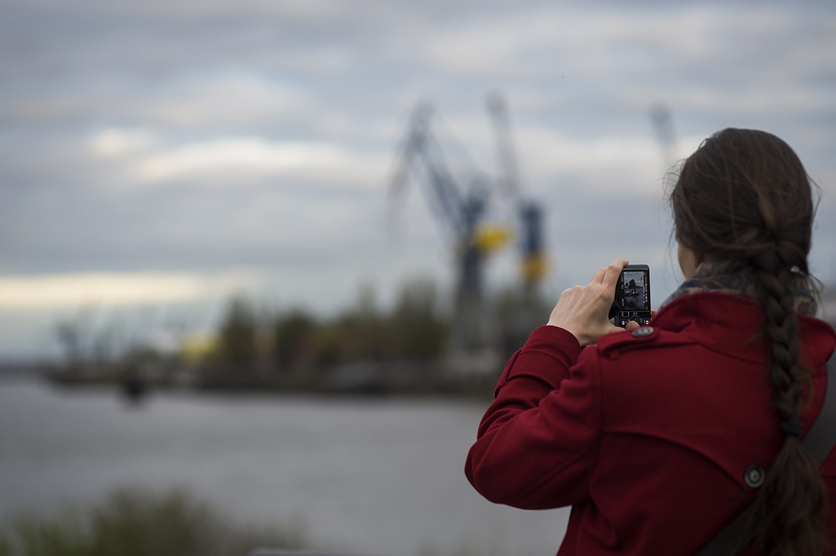 Fotografierte Fotografen   
 Hafen St. Pauli, Blick auf Elbphilharmonie   
 D 700 &amp; Olympus OM Zuiko Auto-Macro 90mm 1:2   
 1/400   Iso 200   f 2