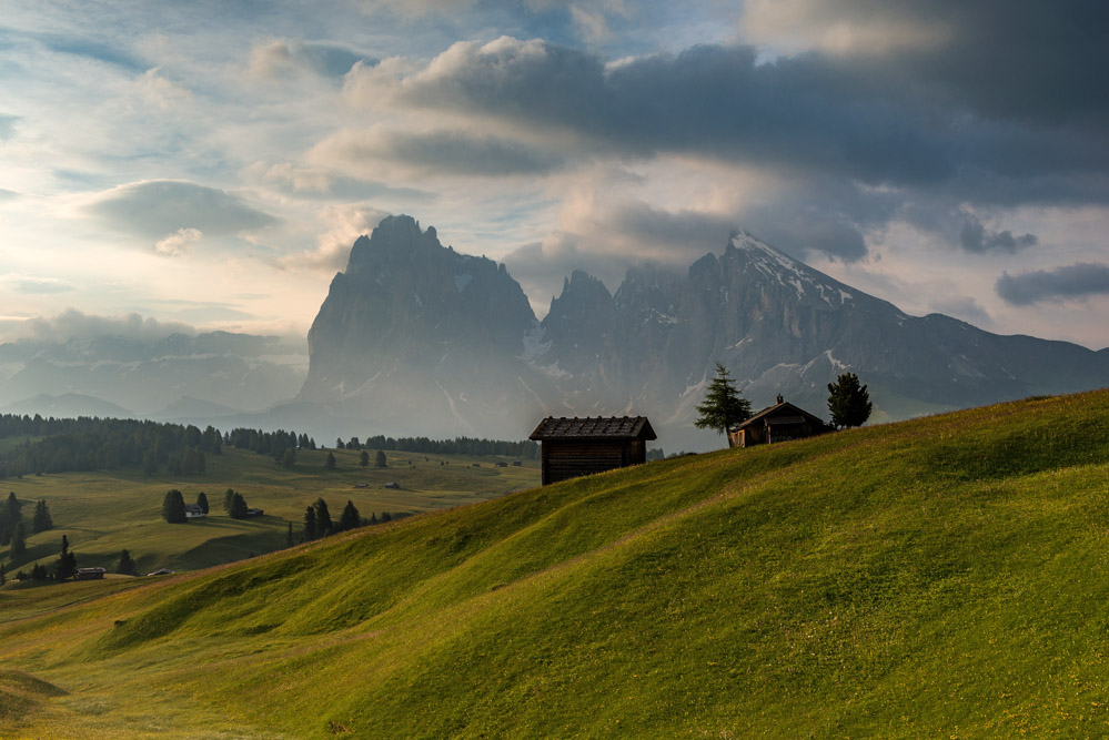 Früher Morgen auf der Seiser Alm. Im Hintergrund der Langkofel