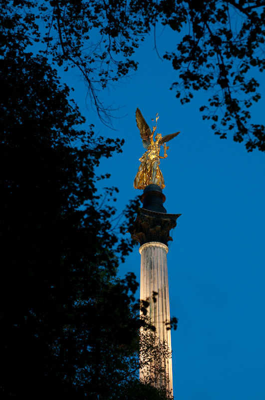 Friedensengel durchs Laub