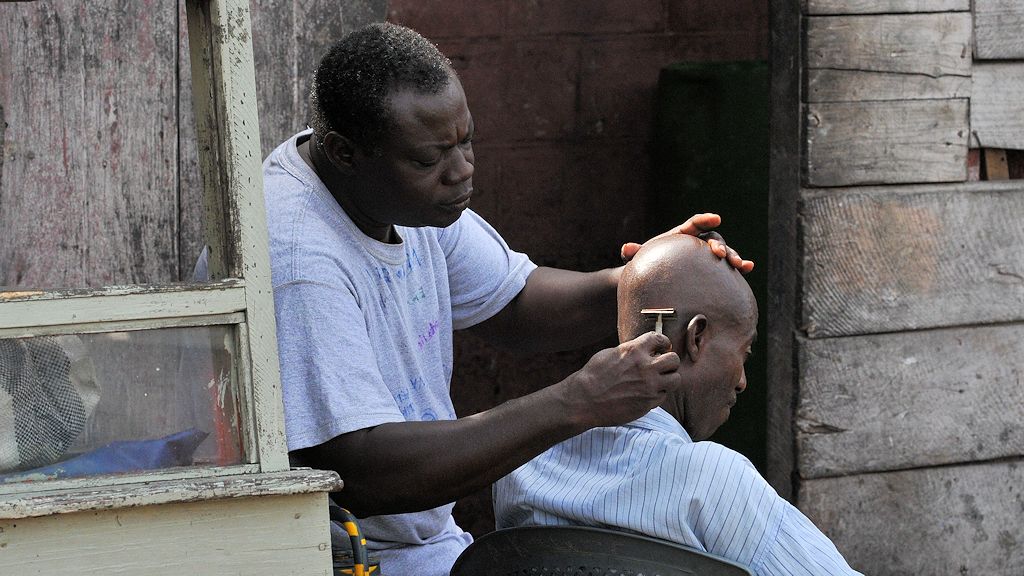 Friseur beim "Potato Cut"
in James Town
3218