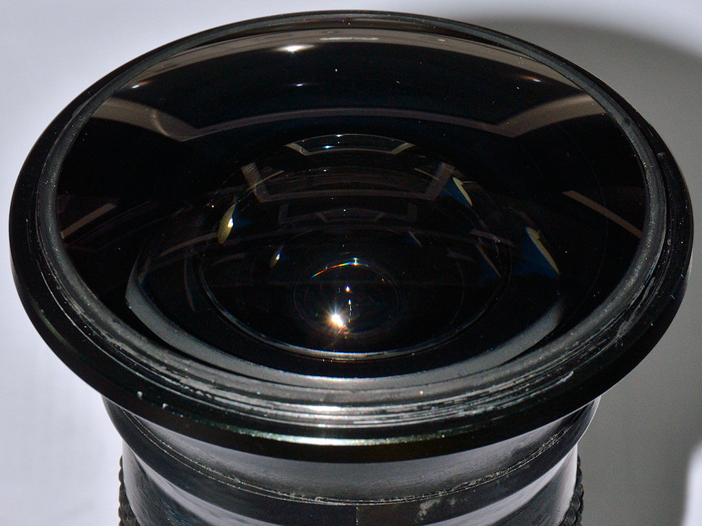 Frontlinse meines selbstgebauten MF 5mm f/3.5 DX zirkularen Fisheyes.