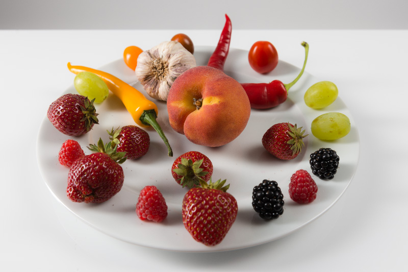 Fruits D800E Studio Shot, auf 800px Breite verkleinert mit eigener Methode, die höhere Ortsfrequenzen im Original nur dämpft (hier 50%) und nicht absc