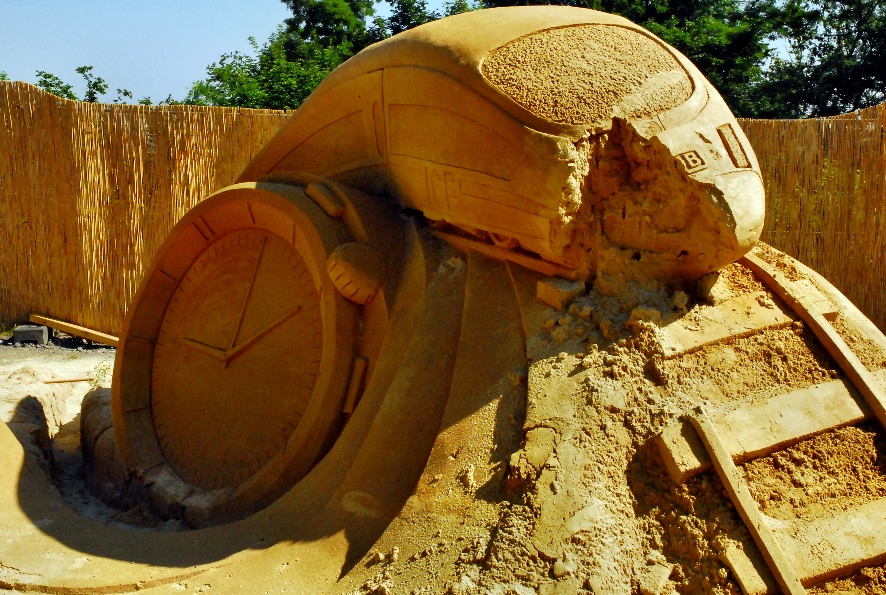 FT0004 Einen Augenblick nicht aufgepaßt oder Vergängliches aus Sand gebaut.