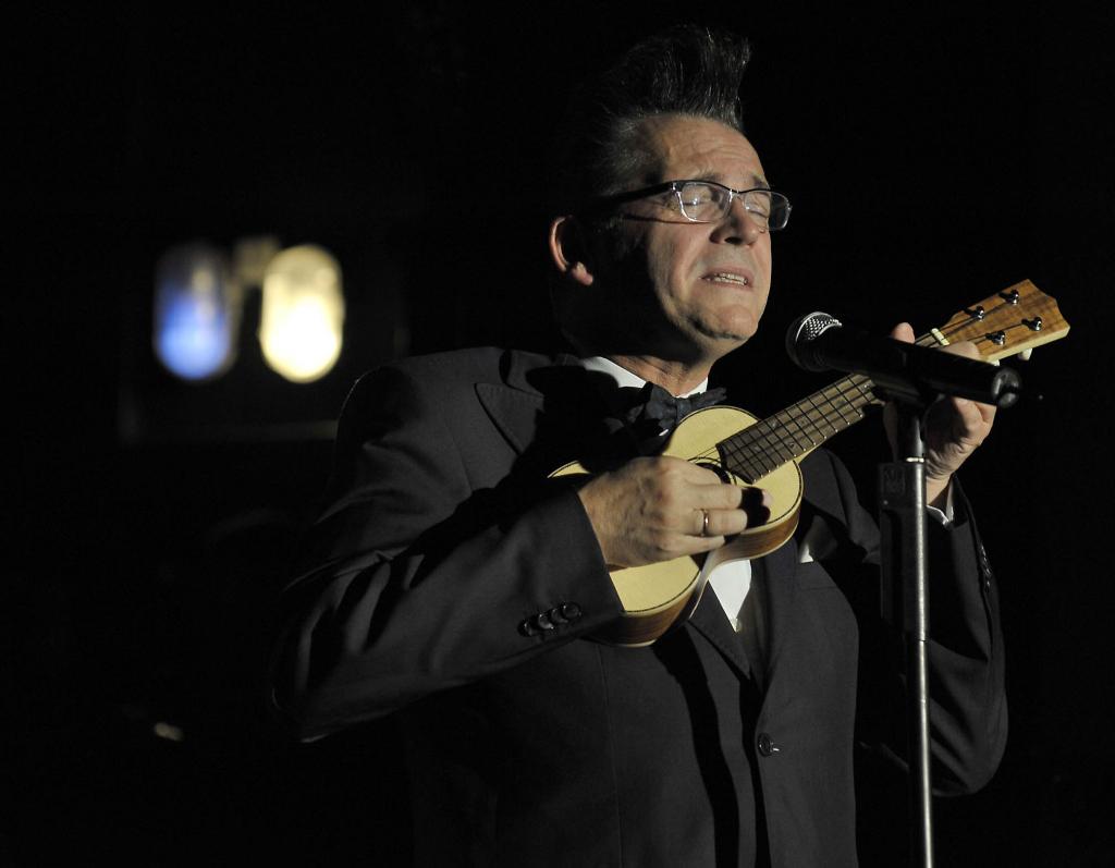 "Götzi" Götz Alsmann gab sich in der Feuchtwanger Stadthalle "Kasten" die Ehre und brillierte auch als Ukulele-Quäler...