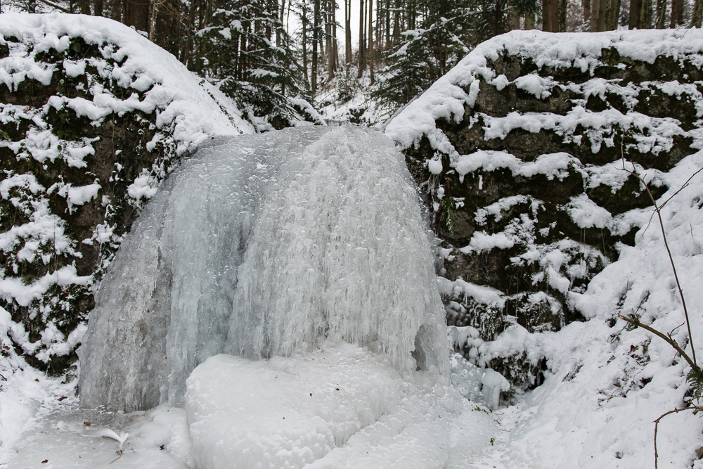 gefrorener Wasserfall/Bach
