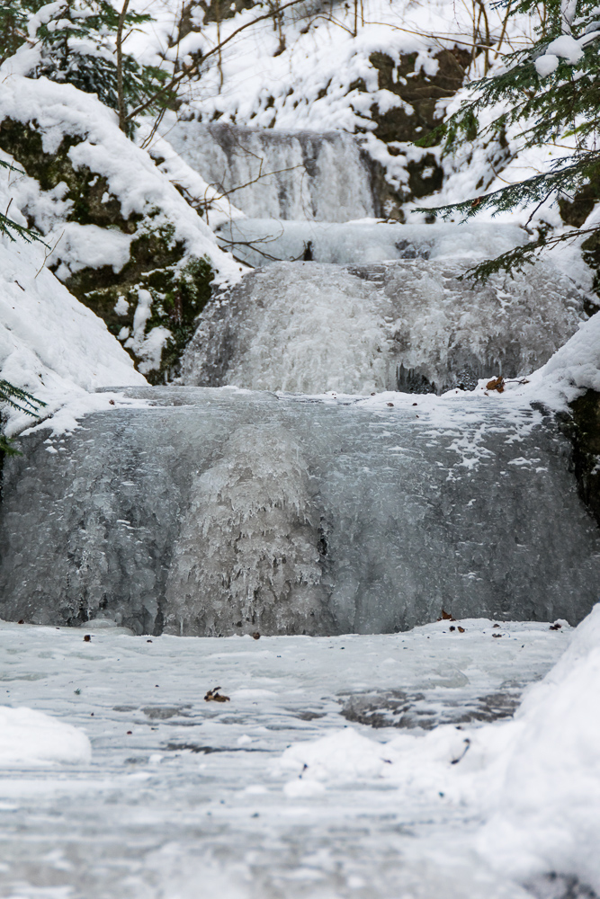 gefrorener Wasserfall/Bach