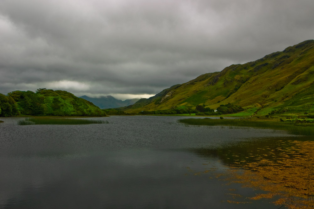 Gegenüber der Kylemore Abbey.